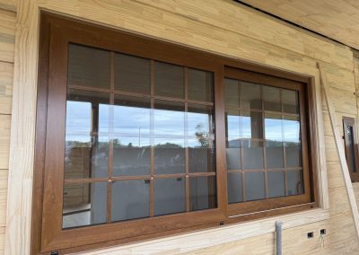 Ventana de PVC color madera con junquillos tipo cuadrícula