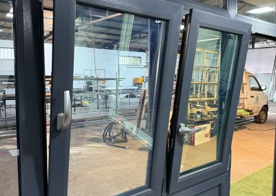 Ventanas de PVC gris grafito oscilobatientes