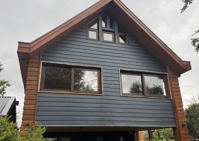 Casa de dos pisos con ventanas de PVC color madera