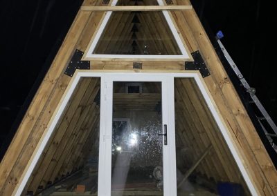 Cabaña tipo A con ventanal y puerta de PVC blanca